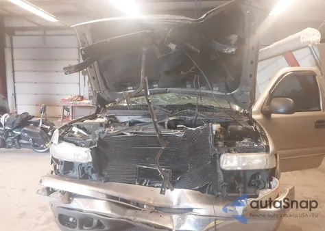 2000 Chevrolet Suburban 1500 Ls z USA, uszkodzony, nr VIN 3GNFK16T6YG120637